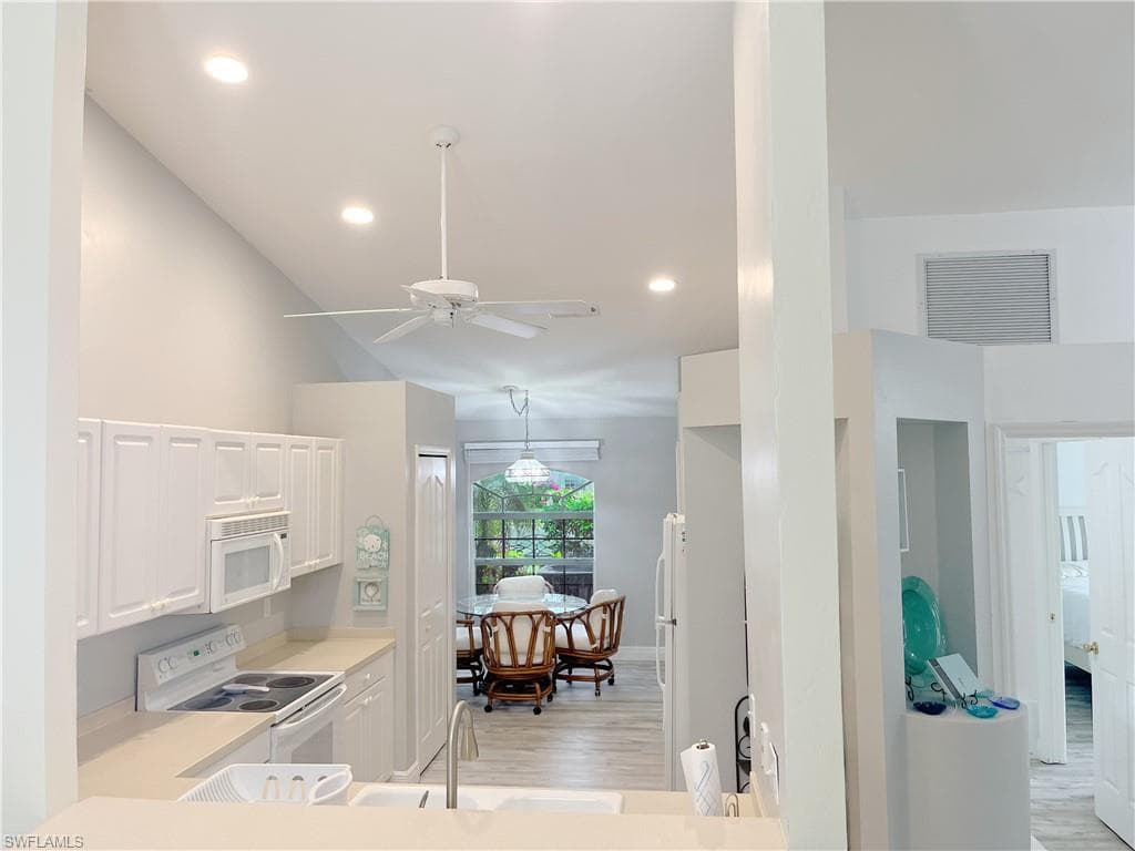 5390 Whitten DR, NAPLES FL 34104-8