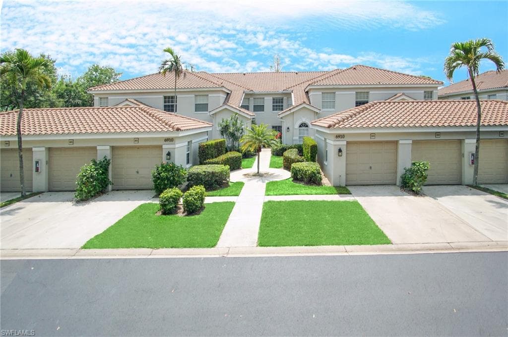 6910 Satinleaf RD N # 204, NAPLES FL 34109-1