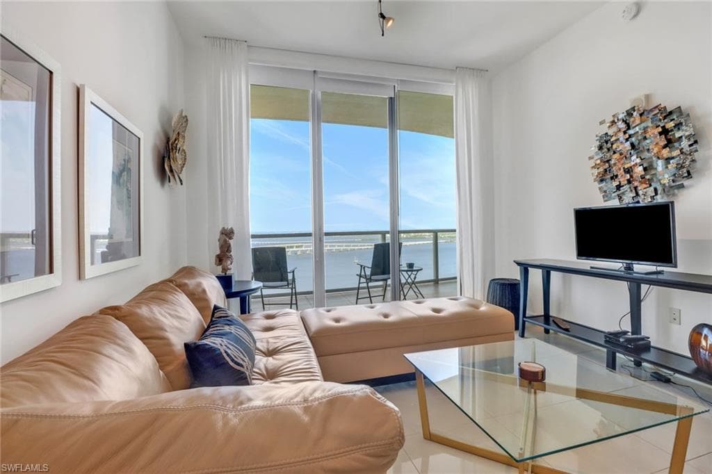 3000 Oasis Grand BLVD, FORT MYERS FL 33916-11