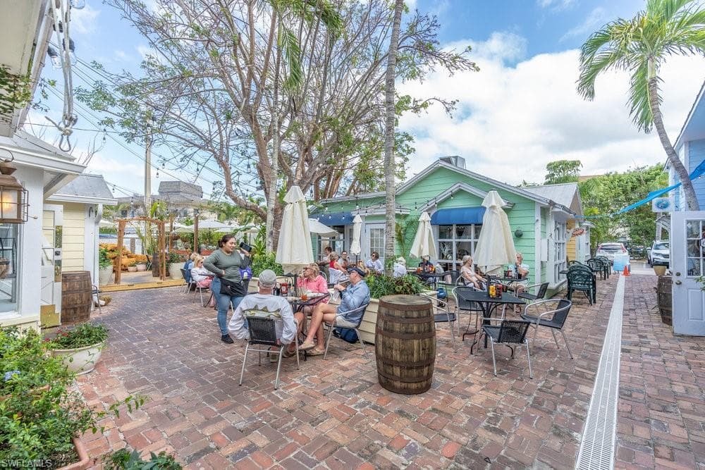 10 Tampa PL # 303, MARCO ISLAND FL 34145-32