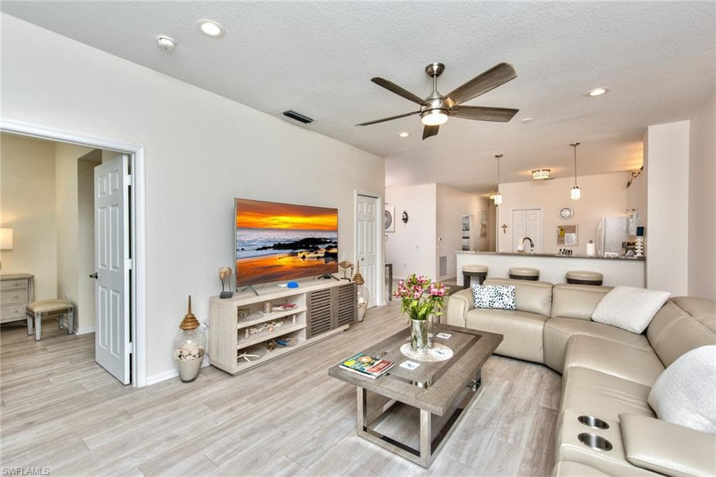 10045 Heather LN # 204, NAPLES FL 34119-1