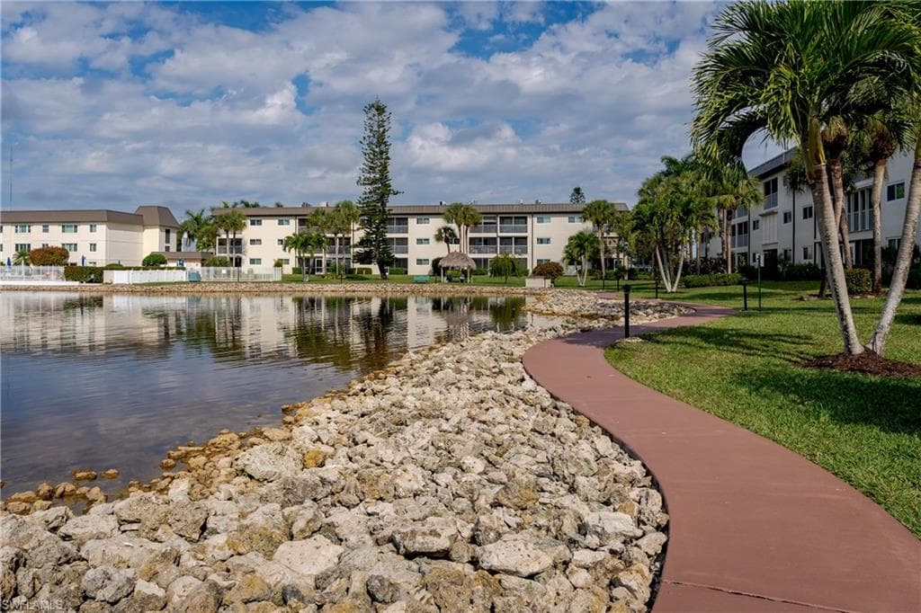 1014 Manatee RD # F102, NAPLES FL 34114-31