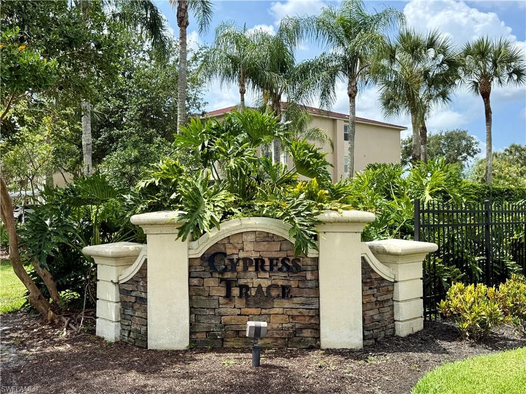2860 Cypress Trace CIR # 1821, NAPLES FL 34119-26