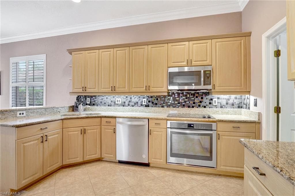 7903 Founders CIR, NAPLES FL 34104-8