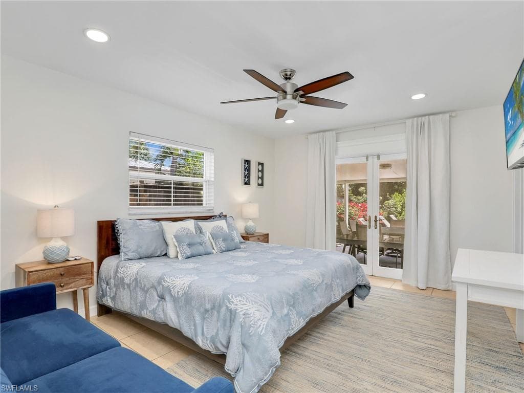 1268 Lake Shore DR, NAPLES FL 34103-7