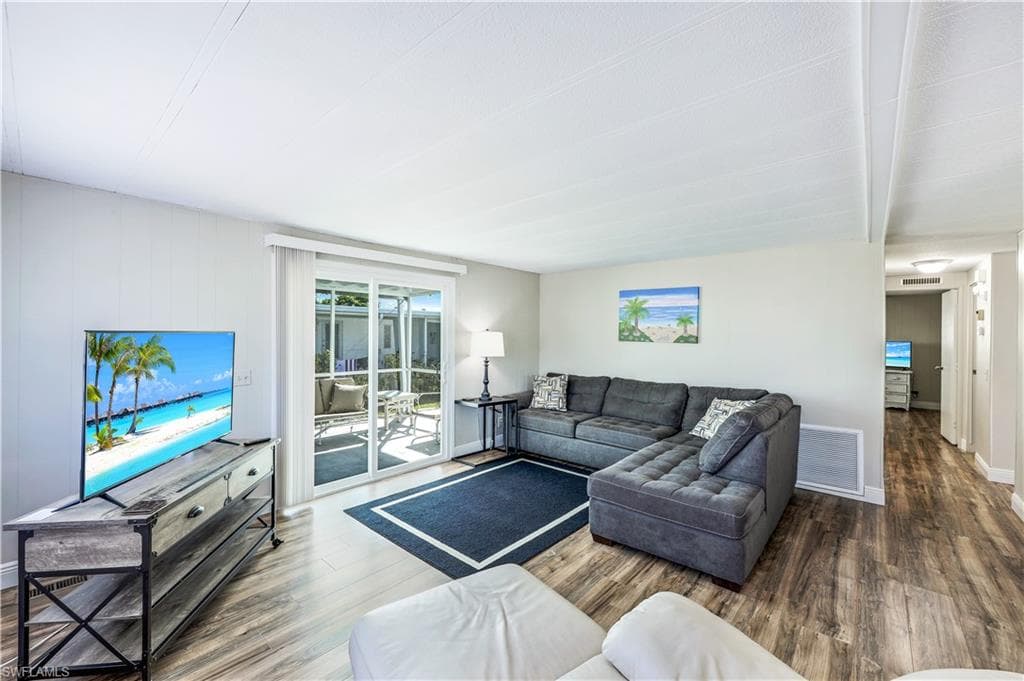 21 Le Mans DR N, NAPLES FL 34112-4