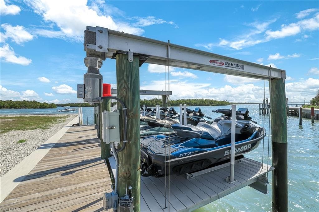 110 East CT, NAPLES FL 34140-17