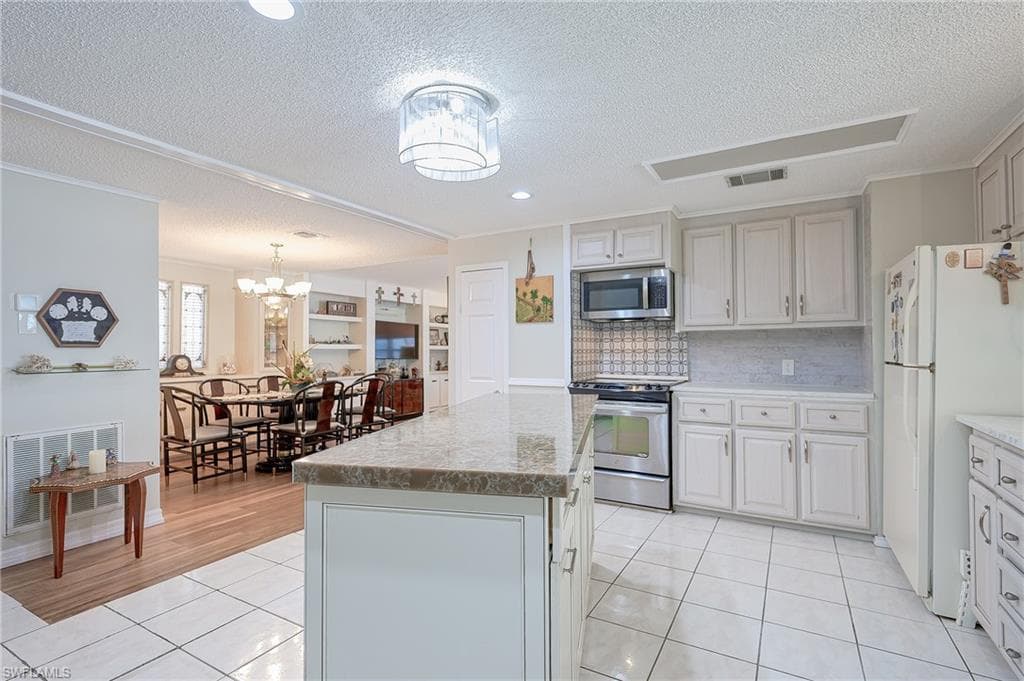 149 Kim DR # 149, NAPLES FL 34104-3