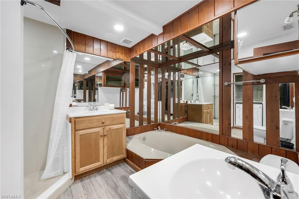 3261 Lakeview DR, NAPLES FL 34112-13