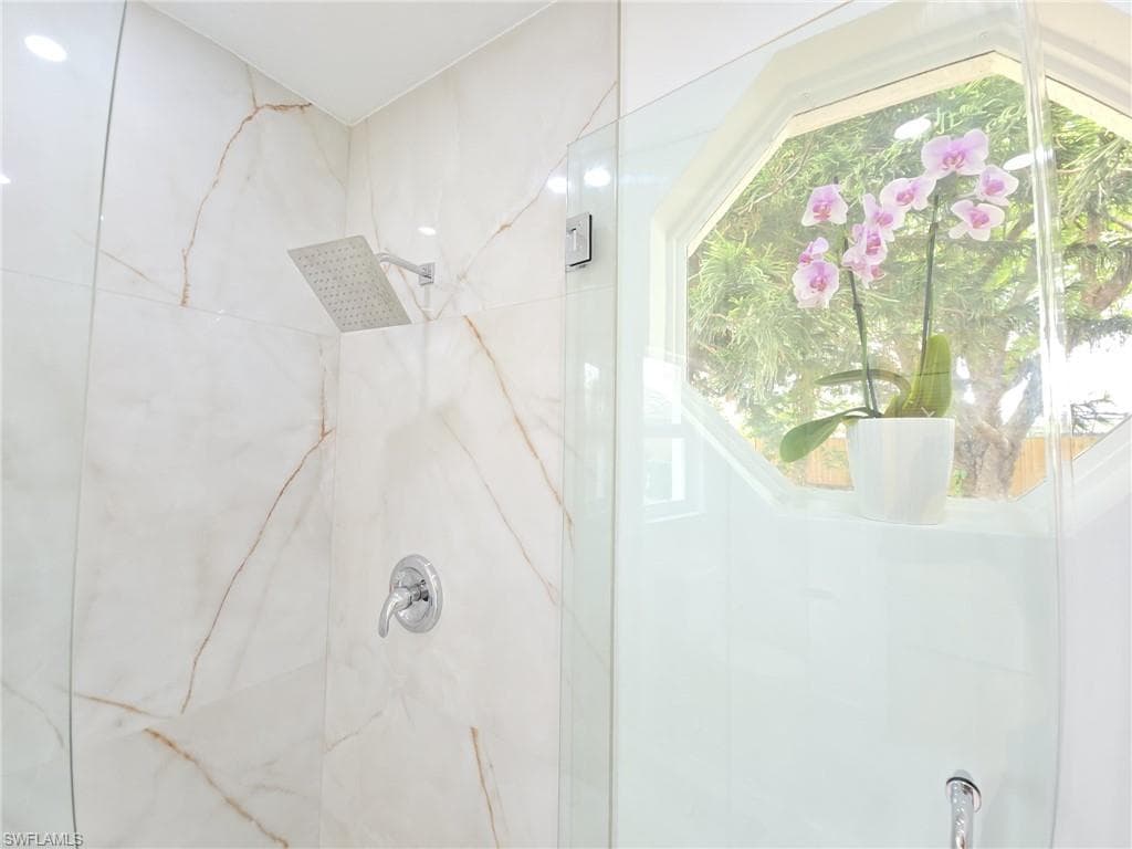 687 Grove DR, NAPLES FL 34120-21