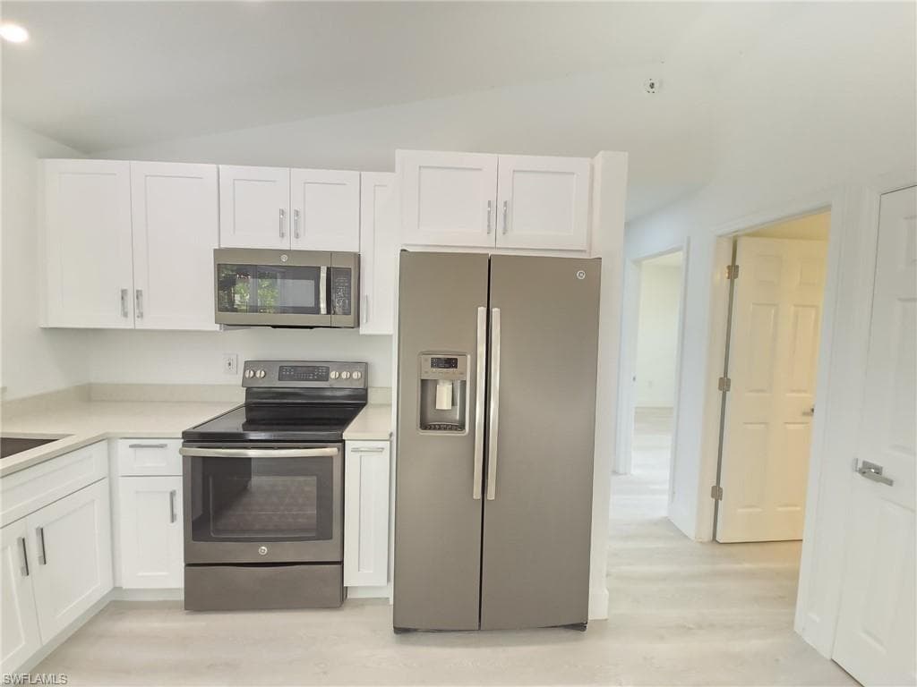 687 Grove DR, NAPLES FL 34120-9