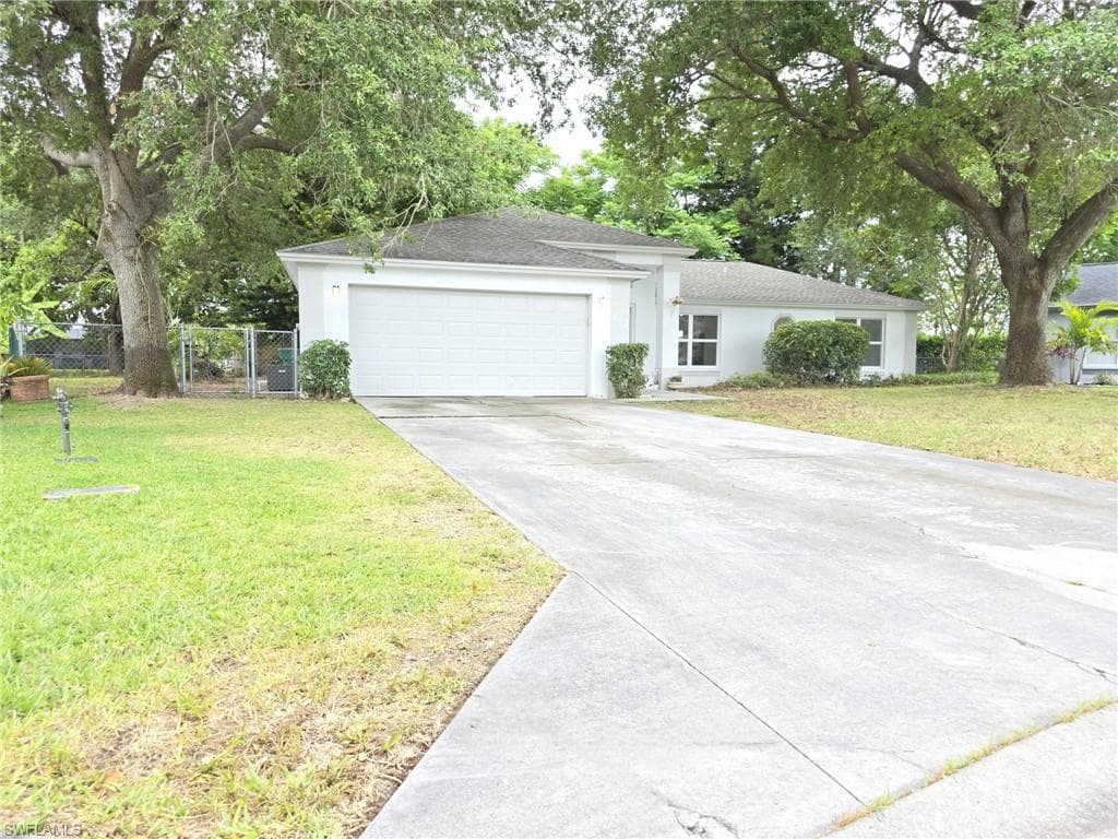 687 Grove DR, NAPLES FL 34120-40