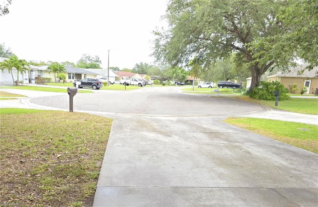 687 Grove DR, NAPLES FL 34120-34