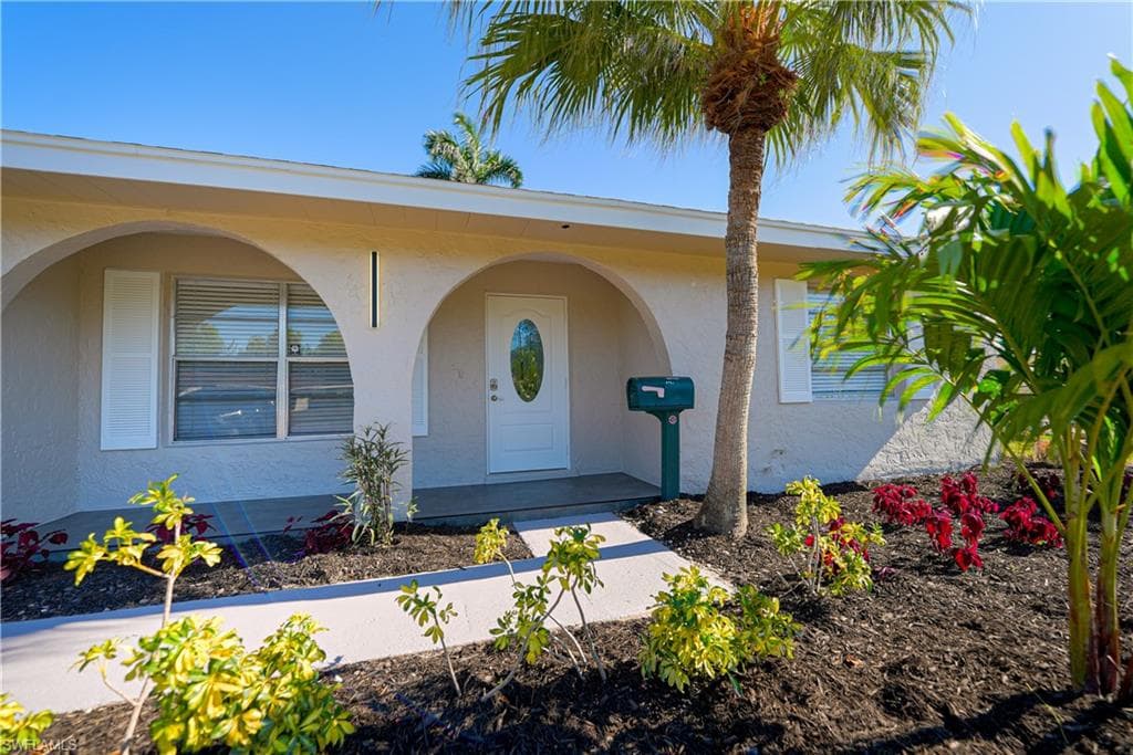 2564 Poinciana ST, NAPLES FL 34105-28