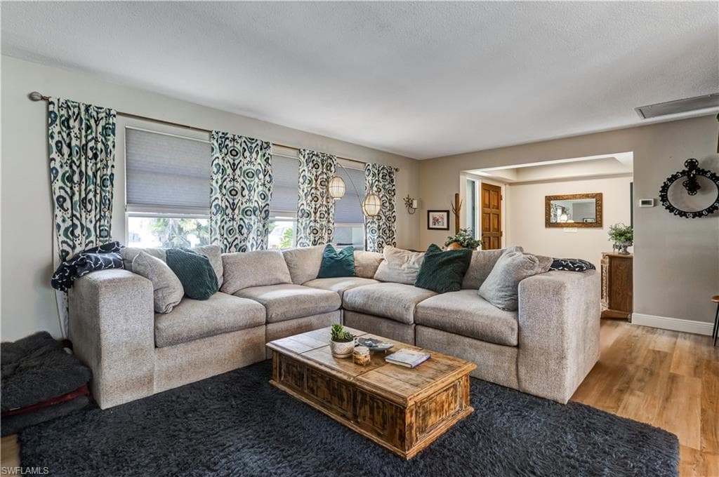 5692 Eichen CIR W, FORT MYERS FL 33919-4