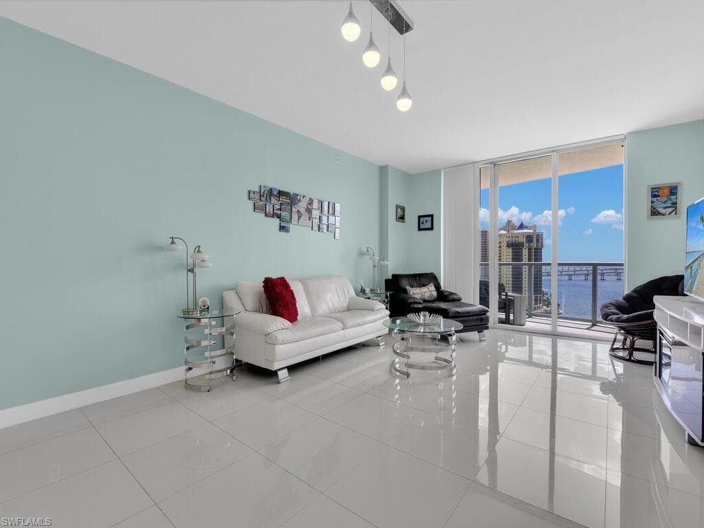 3000 Oasis Grand BLVD # 1705, FORT MYERS FL 33916-4