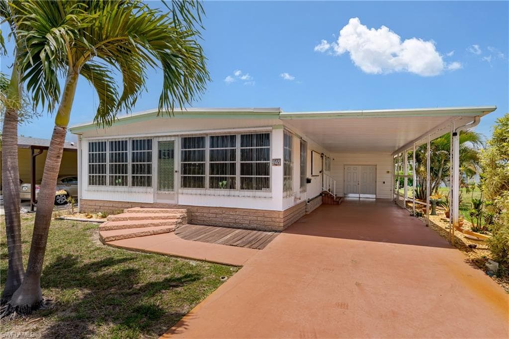 469 Riviera BLVD W, NAPLES FL 34112-19