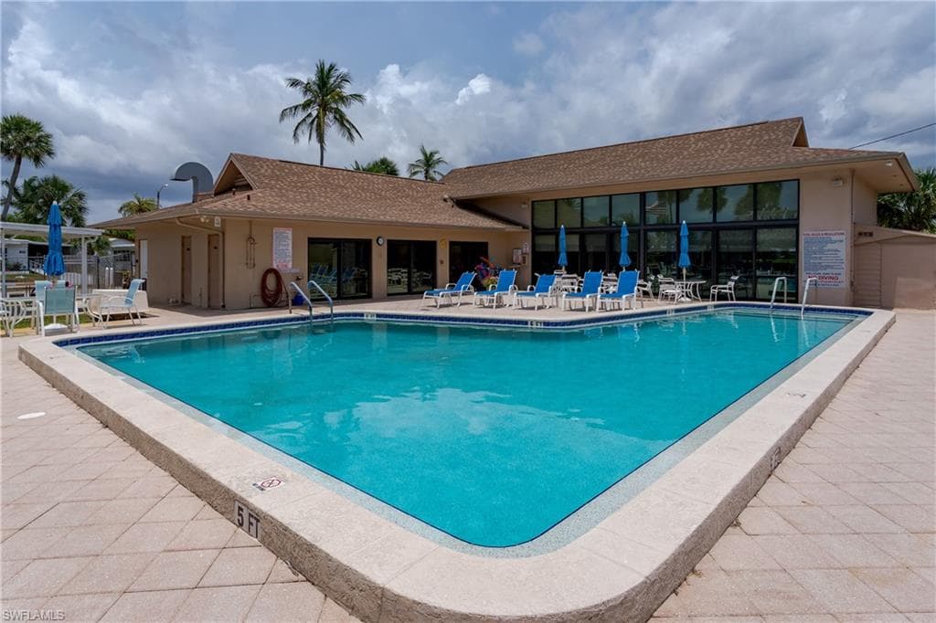 469 Riviera BLVD W, NAPLES FL 34112-24