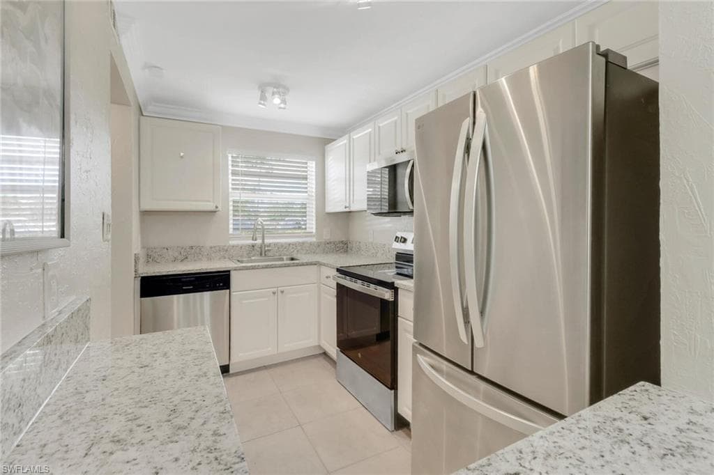 501 Forest Lakes BLVD # 102, NAPLES FL 34105-1