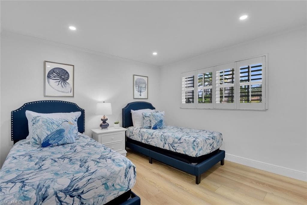 740 Park Shore DR-18