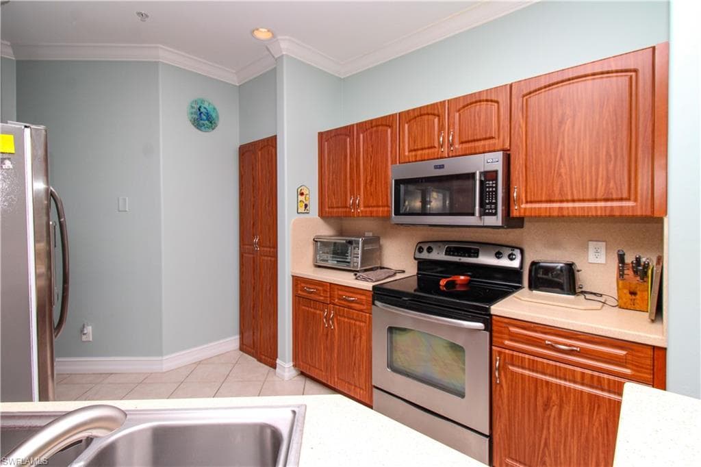 817 Carrick Bend CIR # 101, NAPLES FL 34110-30