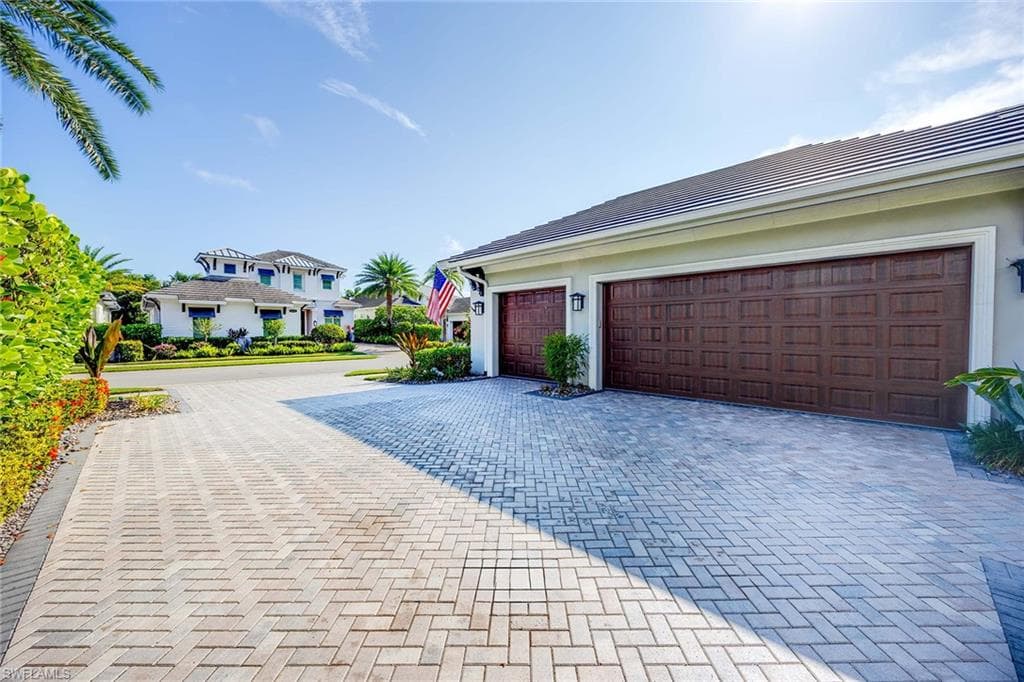6818 Mangrove AVE-47
