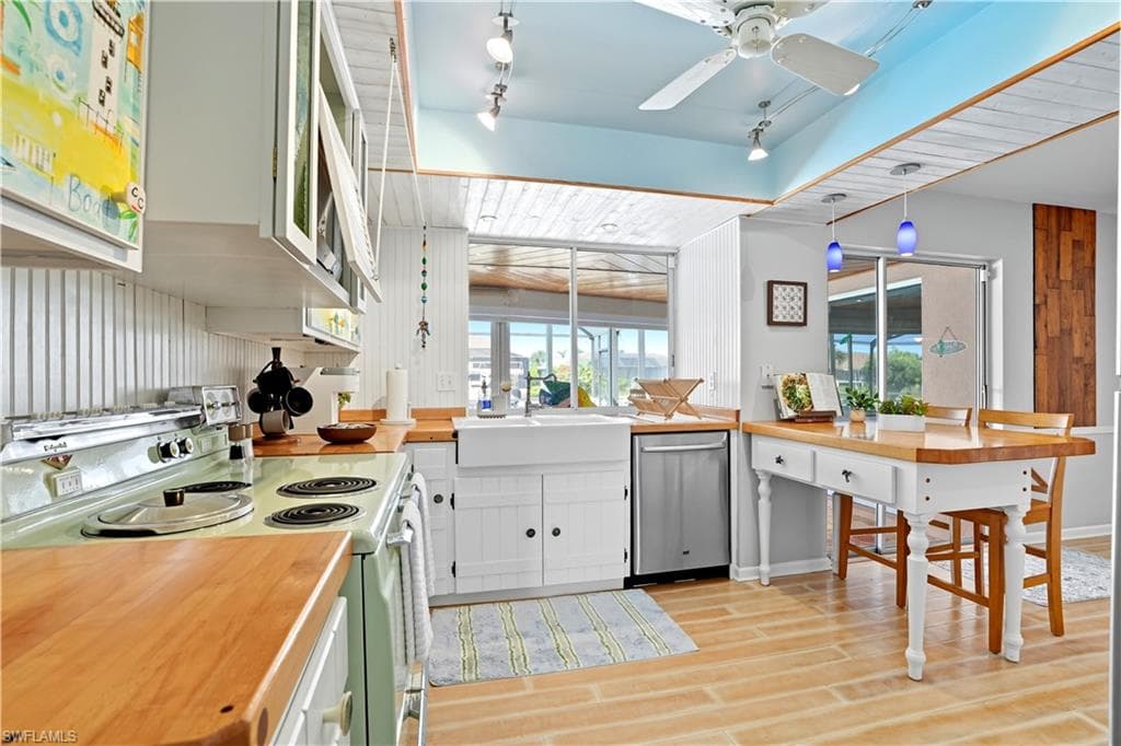 3332 19th AVE-16