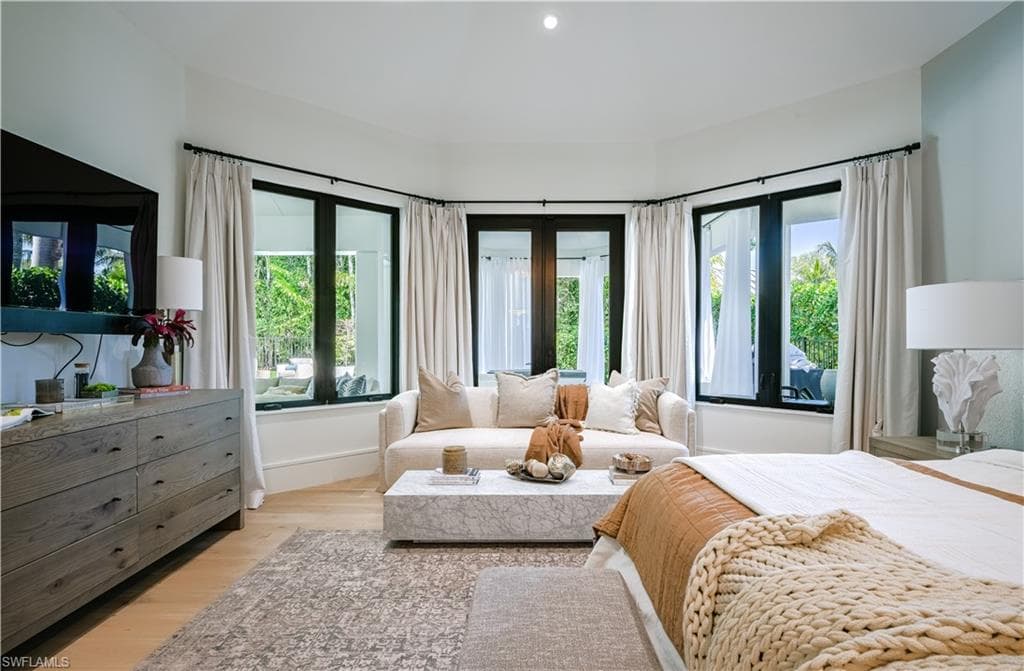 681 Katemore LN, NAPLES FL 34108-27