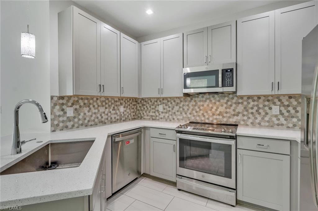 7501 Carnegie WAY, NAPLES FL 34119-5