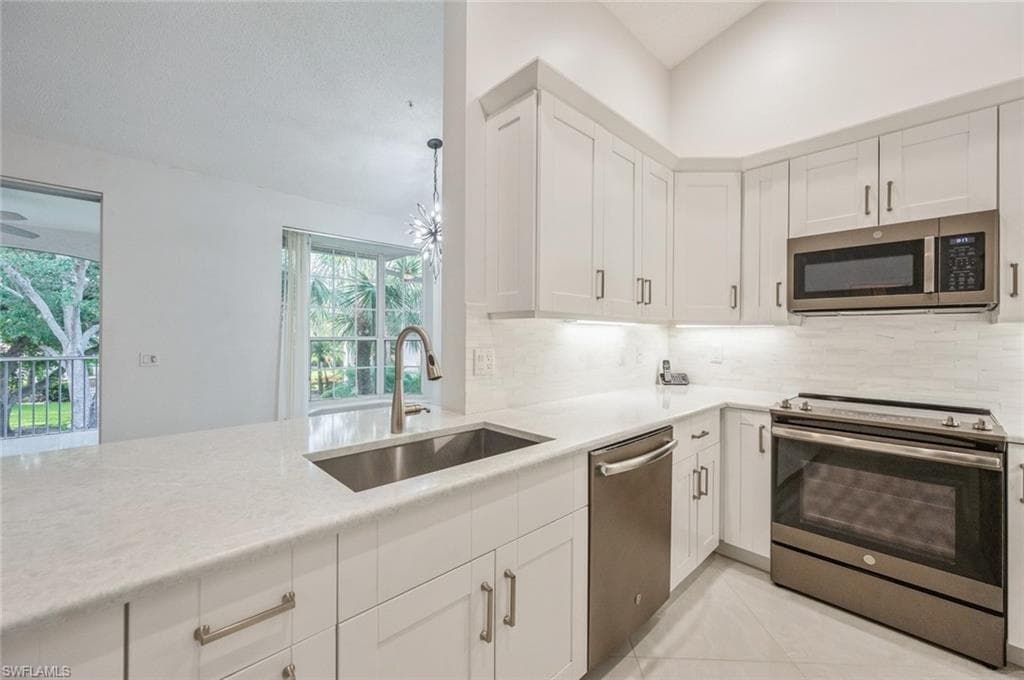 74 Silver Oaks CIR # 202, NAPLES FL 34119-9