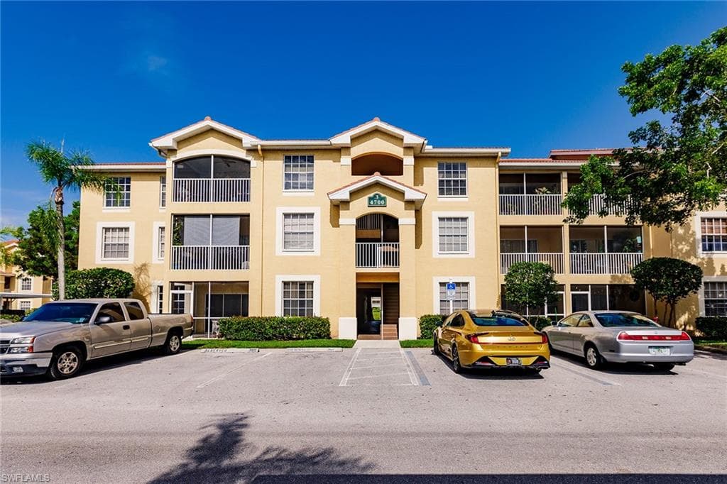 4700 Saint Croix LN # 318, NAPLES FL 34109-1