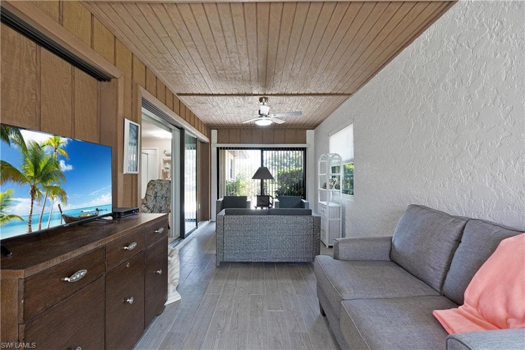 6108 Penny LN, BRADENTON FL 34207-25