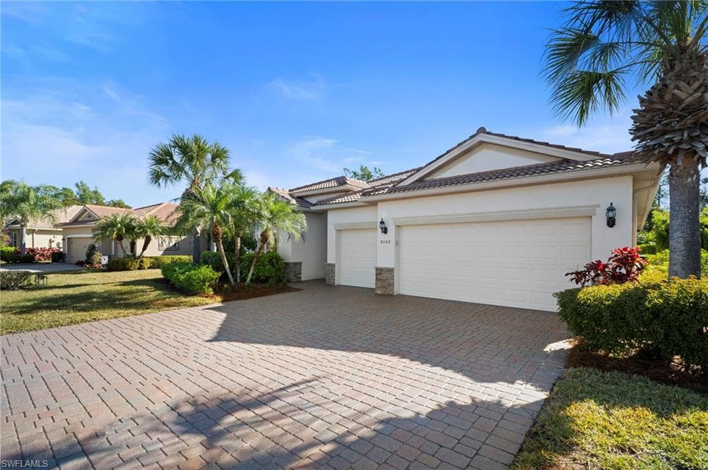 8088 Piedmont DR, NAPLES FL 34104-1