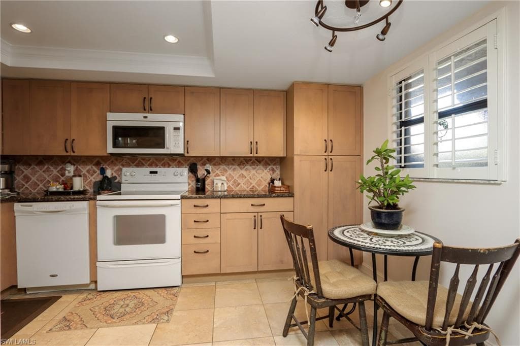 505 Lake Louise CIR # 101, NAPLES FL 34110-9