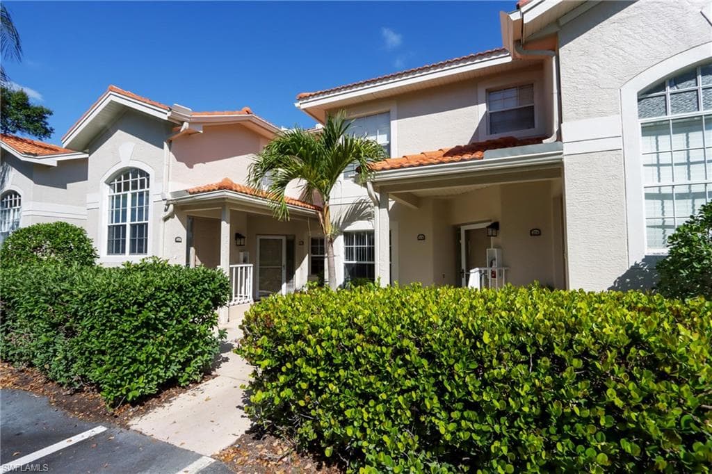 2585 Old Groves RD # L203, NAPLES FL 34109-17
