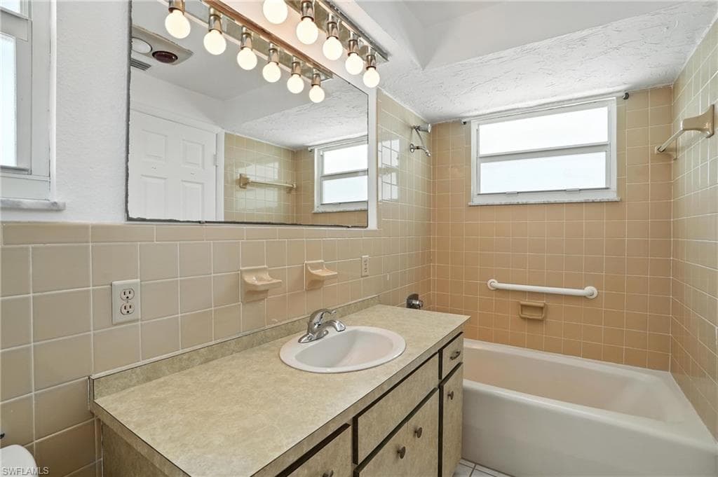 131 Bay Mar DR, FORT MYERS BEACH FL 33931-36