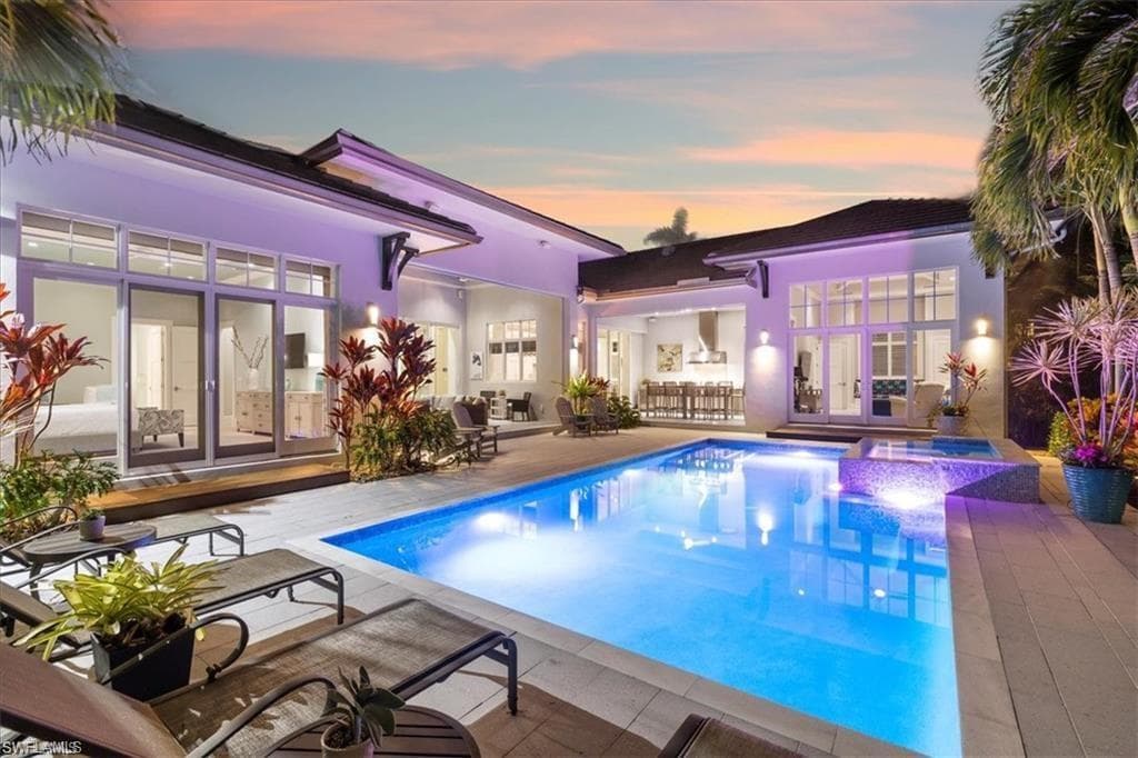 425 Harbour DR, NAPLES FL 34103-1