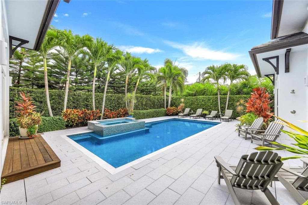 425 Harbour DR, NAPLES FL 34103-25