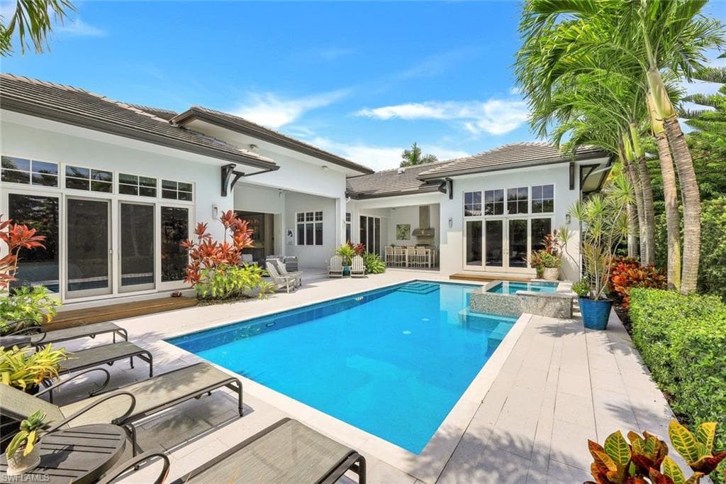 425 Harbour DR, NAPLES FL 34103-27