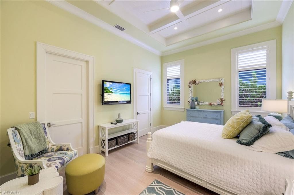 425 Harbour DR, NAPLES FL 34103-17