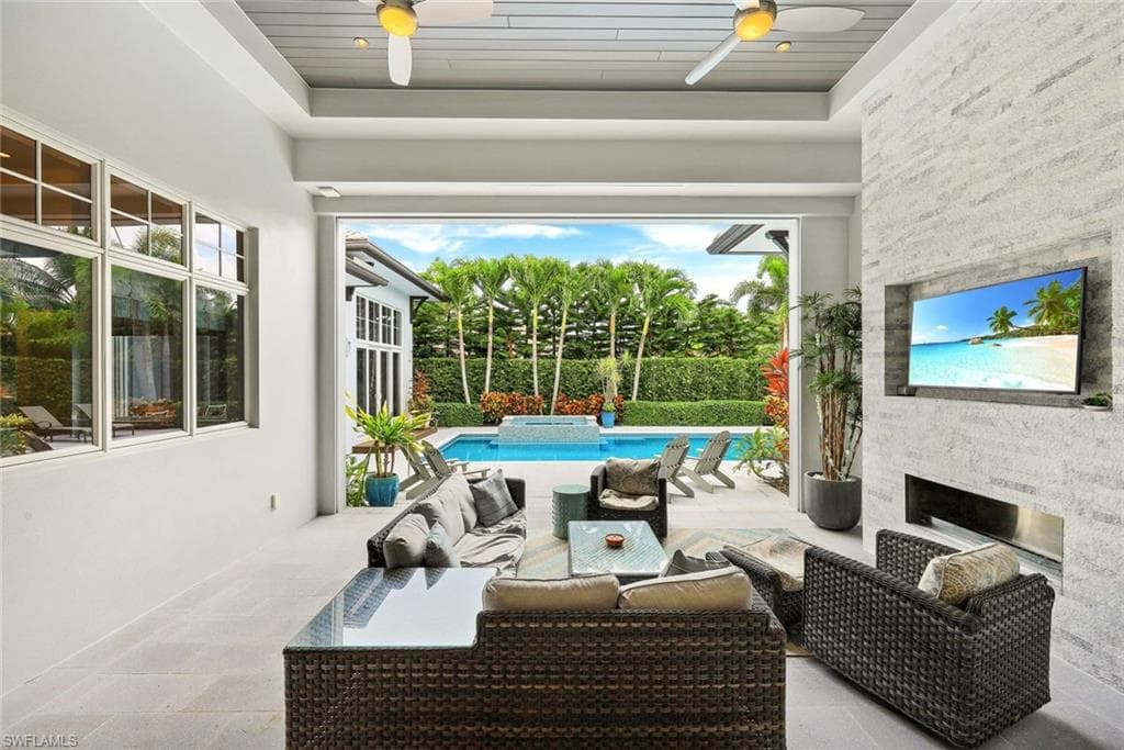 425 Harbour DR, NAPLES FL 34103-24