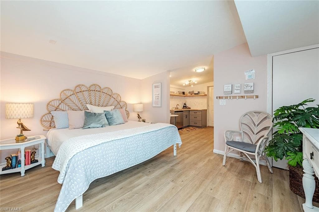 1971 HOLIDAY LN, NAPLES FL 34104-22