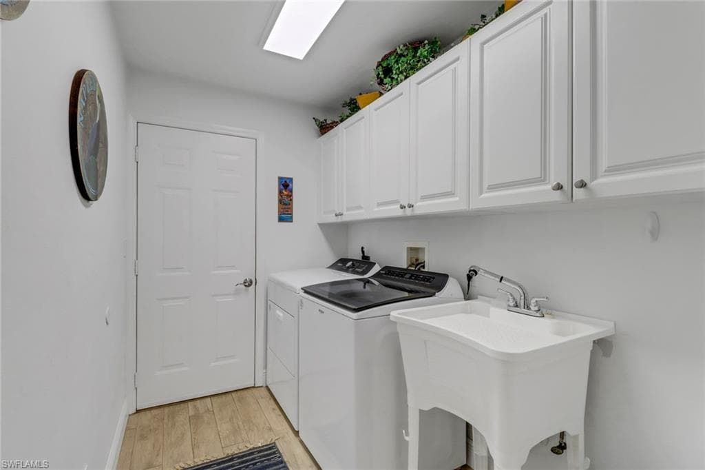 1106 Jardin DR, NAPLES FL 34104-24