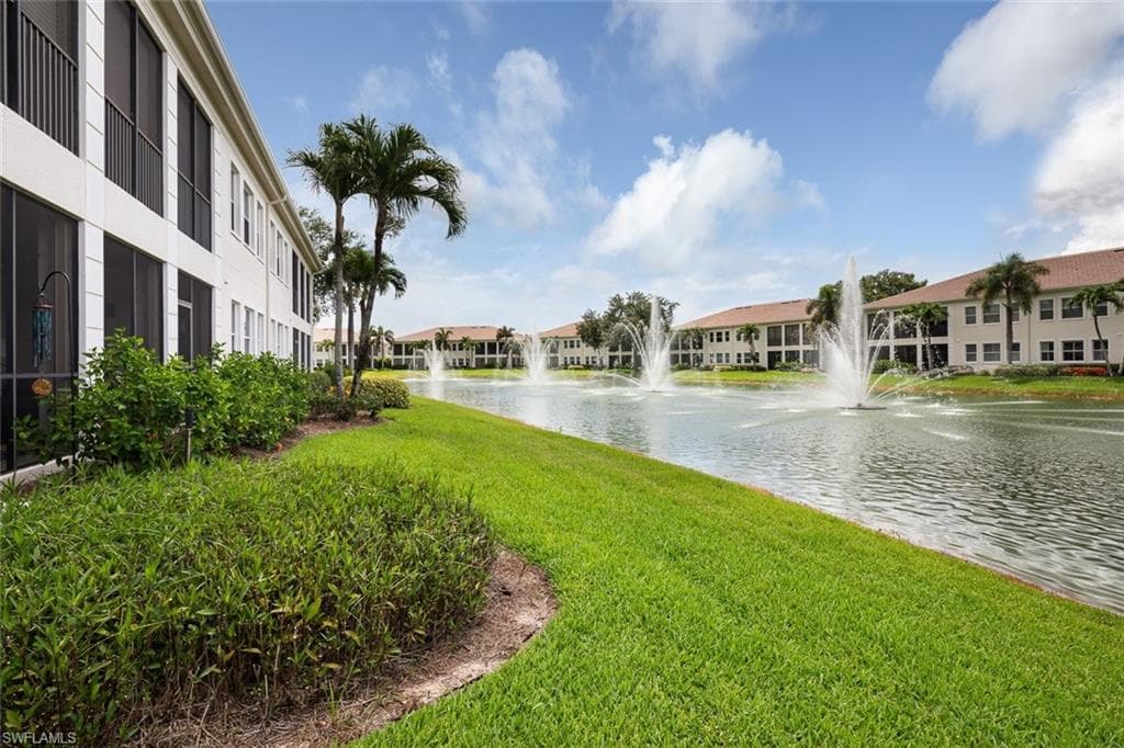 575 Avellino Isles CIR # 102, NAPLES FL 34119-2
