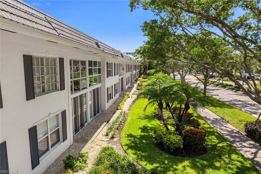 290 Banyan BLVD # 290, NAPLES FL 34102-27