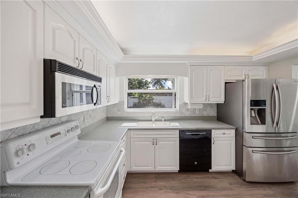 4656 Capri DR, NAPLES FL 34103-9