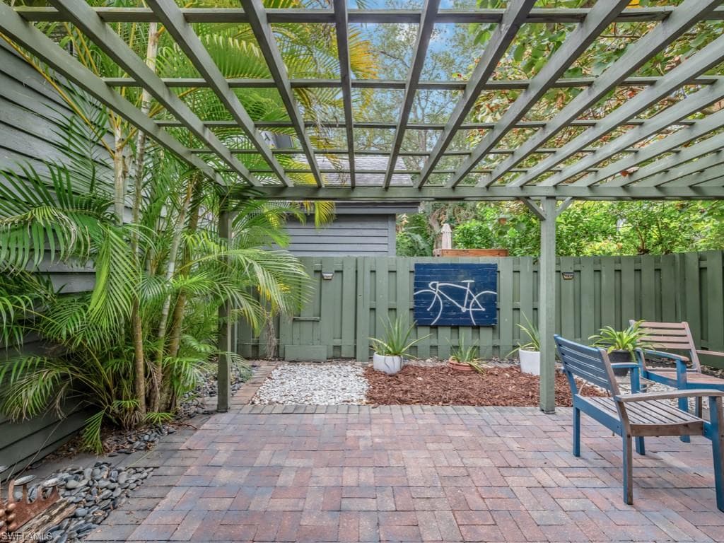 1271 Solana RD # E4, NAPLES FL 34103-6