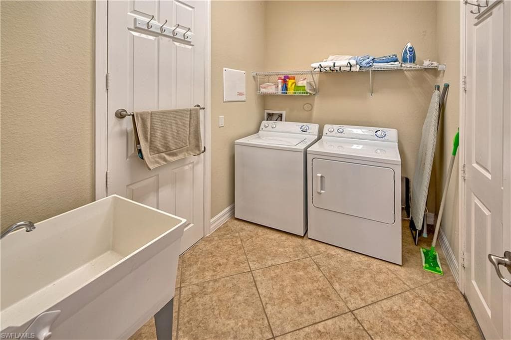 6623 Monterey PT, NAPLES FL 34105-20