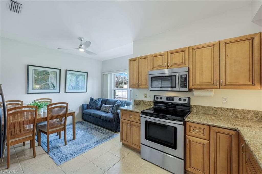 437 Wiggins Lake CT # 201, NAPLES FL 34110-5