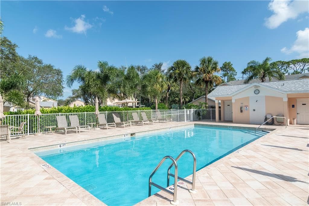 437 Wiggins Lake CT # 201, NAPLES FL 34110-20